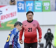 수비하는 정진석 국회의원축구연맹 회장