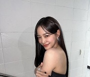 김세정, 섹시·러블리 매력 과시…어깨 드러내고 한컷