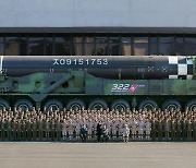 북한, ICBM 성공 선전전… 군 인사 대거 진급·TEL에 '영웅' 칭호(종합)
