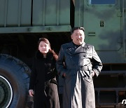 [데일리 북한]딸과 함께한 김정은… ICBM 공로자들과 기념사진·포상
