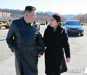 [포토 北]팔짱 끼고 손 잡고… 군인들 환호 속 친밀함 연출한 김정은 부녀
