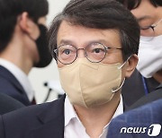 尹 "동백아가씨 모르는 노래"…김의겸 논란에 민주 일각 '부글부글'