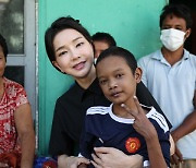 김건희 여사 만난 캄보디아 소년, 한국서 심장수술 받는다
