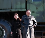 김정은 또 둘째딸 동행…화성-17형 공로자들과 기념사진