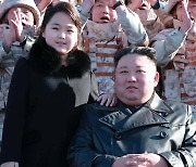 김정은, ICBM 기념촬영에 또 딸과 동행…“존귀하신 자제분”