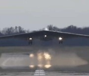 ‘핵탑재 가능’ B-2 폭격기 8대 美본토서 무장시위…“대북경고”
