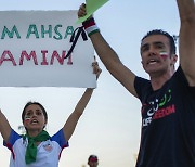 ‘국가’냐 ‘연대’냐…어디로 튈까, 이란의 축구공