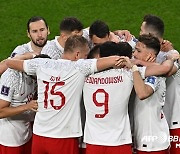 ‘레반도프스키 도움·슈체스니 PK 선방’ 폴란드, 사우디에 1-0 리드 [카타르월드컵]