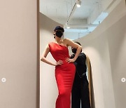 "인간 트로피인가"  김혜수, 화려한 드레스 자태 뽐내