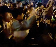 “시진핑 물러나라!” … 들불처럼 번지는 중국 ‘제로 코로나’ 반대 시위