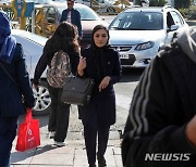 이란, 히잡 미착용 여성 고객 업무 봐준 은행 지점장 해고