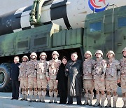 김정은, ICBM 공로자들과 사진…"핵전쟁억제력 강화"