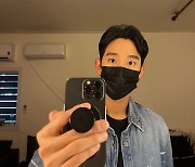 “마스크에 얼굴이 잡아먹혔네” 김수현… 눈만 봐도 잘생겼어