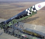 北, 이동식 ICBM 발사차량에 ‘훈장’ 수여…미사일 운용성 향상 ‘과시’