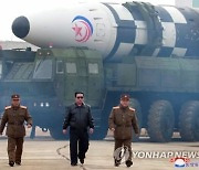 북한, ICBM 개발 공로자들 승진…장창하·김정식 대장
