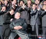 김정은, ICBM 공로자들과 기념사진…둘째딸 또 동행