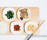 점점 덜 먹는 한국인…10년 사이 식단은 '저탄고지'로