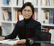 인터뷰하는 조효숙 경운박물관장