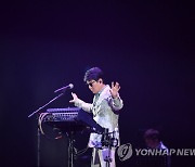 4년 만의 단독 콘서트 연 '가왕' 조용필