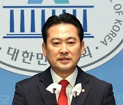 이상민 장관 파면 요구 관련 논평 발표하는 국민의힘 장동혁 원내대변인