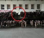 ICBM 발사차량 위 사진 찍던 北군인들 추락 `아찔`