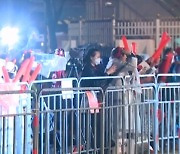 우비 차림 광화문 모인 시민들…"가나, 나가" 응원 열기
