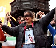 "이란 여성 탄압 중단하라"…영국서 시위