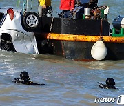 이탈리아 산사태로 바다에 밀려난 자동차