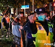 中상하이서 시위 해산하는 경찰