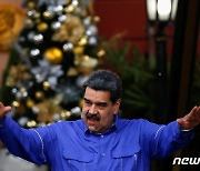 원주민 대표 만나 손짓하는 베네수엘라 대통령