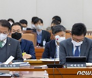 자료 살펴보는 방기선 차관·고광효 세제실장