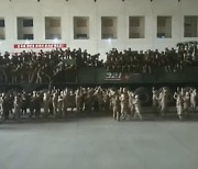 북한 군인들, 미사일발사대서 사진 찍다 '와르르'…다시 일어나 박수