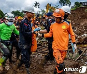 인니 지진 현장 수습하는 구조대원들