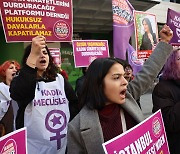 "페미사이드 멈춰라" 시위 나선 튀르키예 여성들