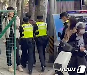 신장서 시위대 연행해가는 中 경찰 모습