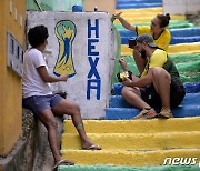 월드컵 기념 벽화 그리는 브라질 시민들