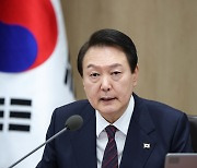 尹대통령 "2032년 달 착륙·채굴…광복 100주년 2045년 화성 착륙"