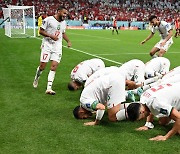 [월드컵포토] 모로코, 벨기에 꺾고 '이슬람 기도'