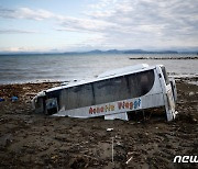 [포토] 이탈리아 홍수 및 산사태로 흙에 묻힌 버스
