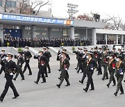 분열하는 신임 해군·해병대 장교