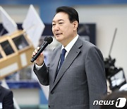 尹대통령, 우주경제 직접 챙긴다…"2032년에 달 착륙해 채굴"(종합)