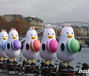 부산엑스포 유치・홍보 위해 파리 센강으로 날아온 ‘부산 갈매기’