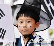 [포토] 한국-가나 '갓 쓰고 응원 온 어린이 축구팬'