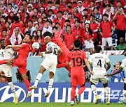 [포토] 공중볼 놓치고 있는 축구대표팀