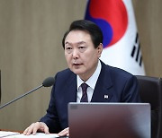 尹 “새벽 5시 일어나 신문 보는데 3시까지 청담동서 술 마시겠나”