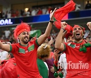 모로코 팬들의 ‘승리 세리머니’…경기장 깨끗이 청소
