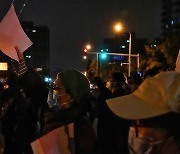 베이징 시민들 밤새 ‘백지 시위’…시진핑 퇴진 구호까지
