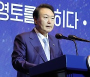 윤 대통령 “우주항공청 신설…2045년 화성에 태극기 꽂을 것”