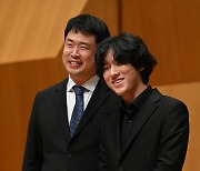 [포토]나란히 미소 짓는 피아니스트 임윤찬-지휘자 홍석원