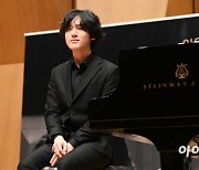 [포토]피아니스트 임윤찬, '피아노는 내 벗'